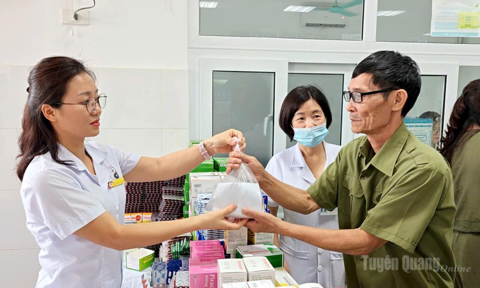 Tổ chức chương tr&igrave;nh kh&aacute;m bệnh, tư vấn sức khỏe cho 300 người c&oacute; c&ocirc;ng tại Bệnh viện Y dược cổ truyền tỉnh
