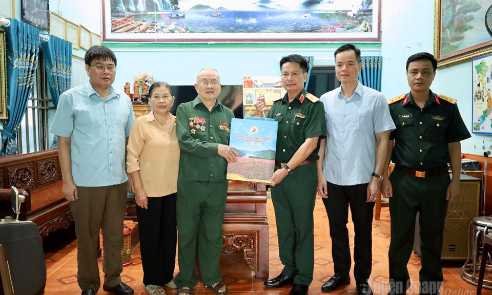 Chỉ huy trưởng Bộ Chỉ huy Qu&acirc;n sự tỉnh Nguyễn Đ&igrave;nh Cương thăm, tặng qu&agrave; người c&oacute; c&ocirc;ng tại x&atilde; Th&aacute;i H&ograve;a v&agrave; Y&ecirc;n Sơn