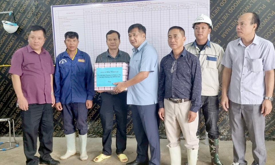 Ph&oacute; Chủ tịch Thường trực HĐND tỉnh Hầu Minh Lợi kiểm tra tiến độ c&aacute;c c&ocirc;ng tr&igrave;nh tại x&atilde; Thắng Mố