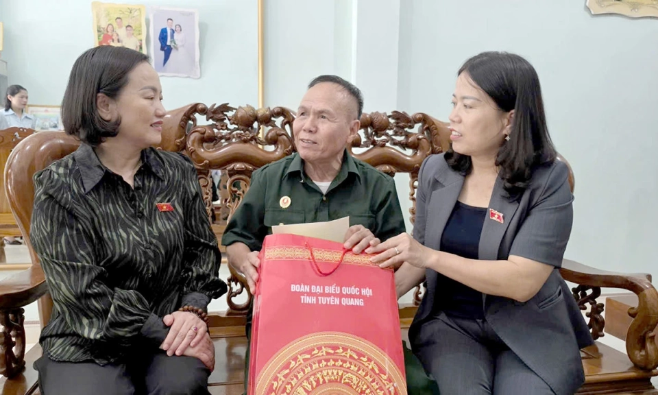 Đo&agrave;n c&ocirc;ng t&aacute;c của Quốc hội v&agrave; Đo&agrave;n đại biểu Quốc hội tỉnh Tuy&ecirc;n Quang thăm, tặng qu&agrave; người c&oacute; c&ocirc;ng x&atilde; Bắc Quang