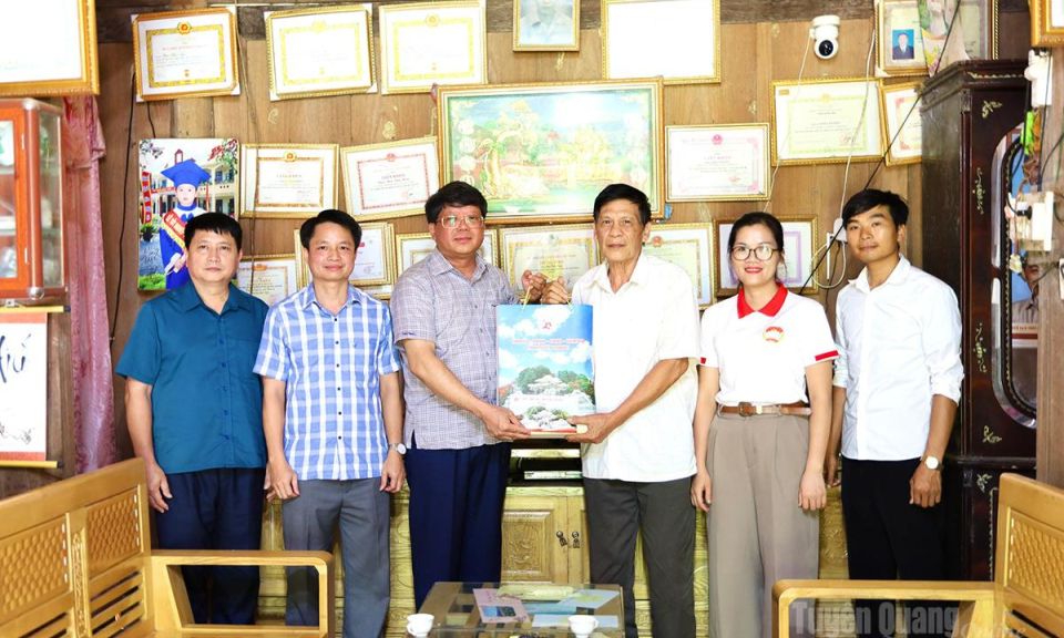 Đồng ch&iacute; Ph&oacute; Chủ tịch Thường trực Ủy ban MTTQ tỉnh H&agrave; Trung Ki&ecirc;n thăm, tặng qu&agrave; c&aacute;c gia đ&igrave;nh ch&iacute;nh s&aacute;ch tại x&atilde; Tri Ph&uacute;