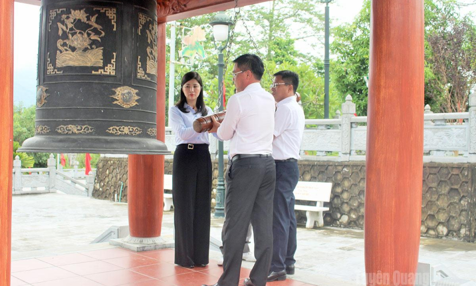 Đo&agrave;n c&ocirc;ng t&aacute;c Văn ph&ograve;ng Th&agrave;nh ủy Đ&agrave; Nẵng v&agrave; Văn ph&ograve;ng Tỉnh ủy Tuy&ecirc;n Quang d&acirc;ng hương tại Nghĩa trang Liệt sĩ Quốc gia Vị Xuy&ecirc;n