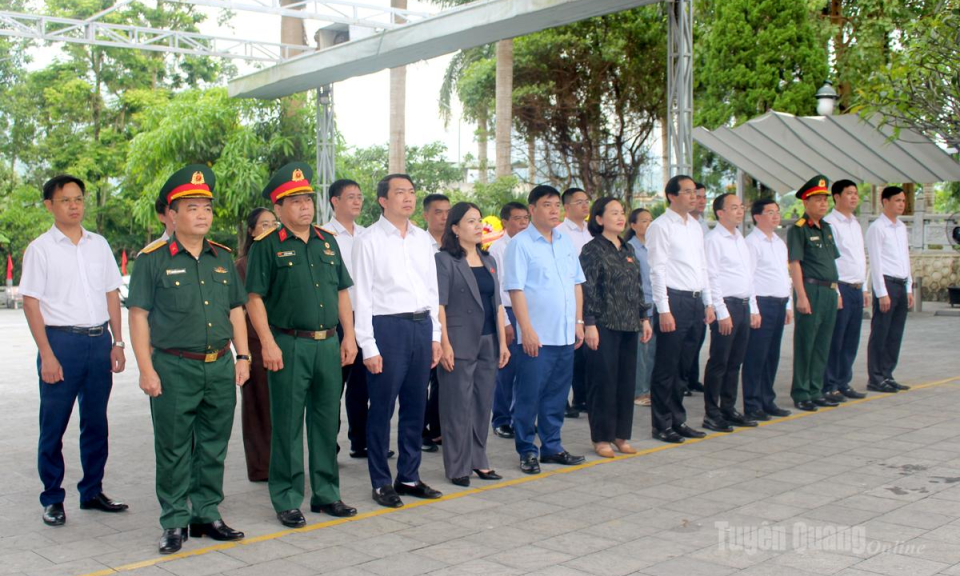 Đo&agrave;n c&ocirc;ng t&aacute;c Tỉnh uỷ Th&aacute;i Nguy&ecirc;n v&agrave; Ủy ban Kinh tế v&agrave; T&agrave;i ch&iacute;nh Quốc hội viếng Nghĩa trang Liệt sĩ Quốc gia Vị Xuy&ecirc;n