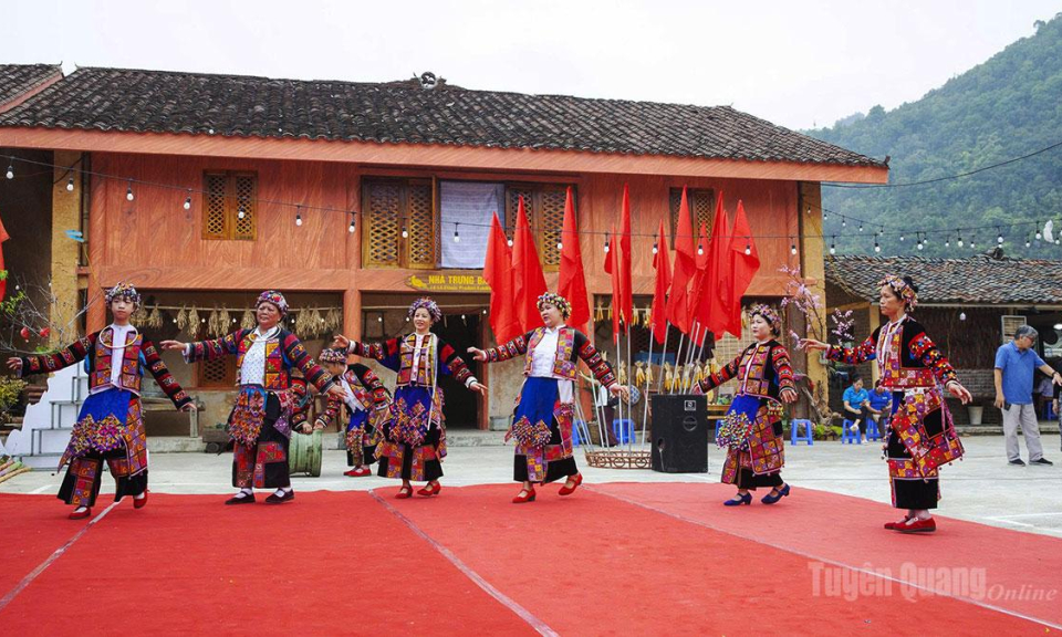 Văn h&oacute;a L&ocirc; L&ocirc; ở Sảng Pả A
