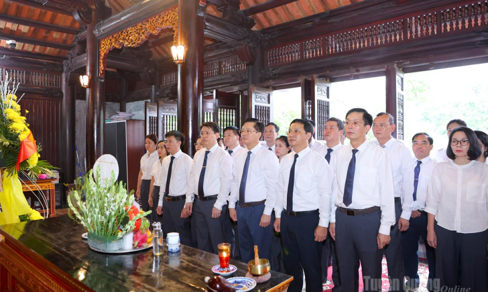 Ban Tổ chức Tỉnh ủy d&acirc;ng hương tưởng niệm Chủ tịch Hồ Ch&iacute; Minh v&agrave; c&aacute;c Anh h&ugrave;ng liệt sĩ