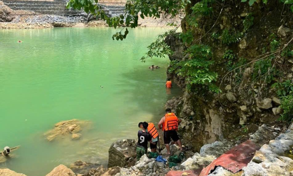 Khẩn trương t&igrave;m kiếm 2 nạn nh&acirc;n đuối nước khi tắm tr&ecirc;n s&ocirc;ng Nho Quế
