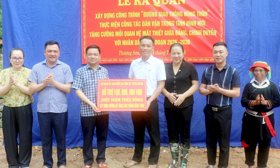 Cơ quan Ủy ban Kiểm tra Tỉnh ủy ra qu&acirc;n x&acirc;y dựng c&ocirc;ng tr&igrave;nh giao th&ocirc;ng n&ocirc;ng th&ocirc;n mới v&agrave; tặng qu&agrave; c&aacute;c gia đ&igrave;nh ch&iacute;nh s&aacute;ch
