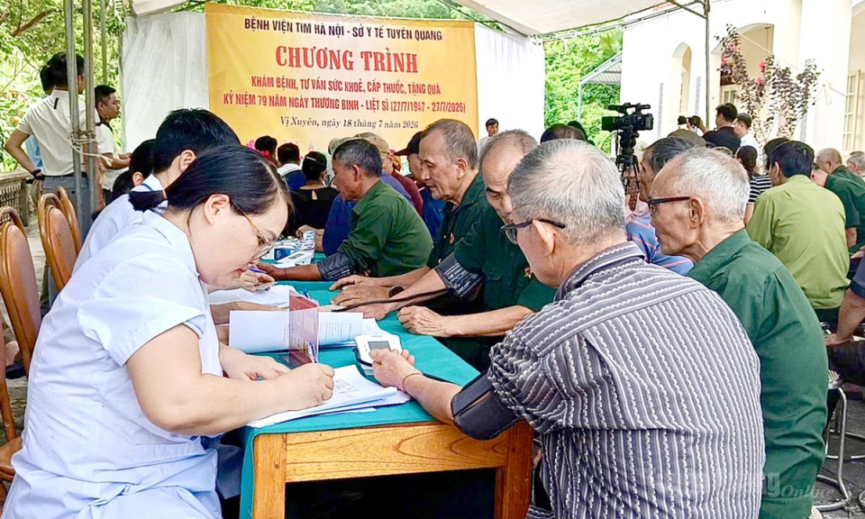 Kh&aacute;m sức khỏe, tặng qu&agrave; tri &acirc;n người c&oacute; c&ocirc;ng tại x&atilde; Vị Xuy&ecirc;n