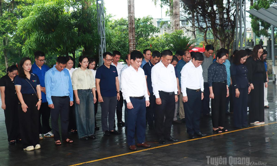 B&aacute;o v&agrave; ph&aacute;t thanh, truyền h&igrave;nh Tuy&ecirc;n Quang d&acirc;ng hương tri &acirc;n c&aacute;c Anh h&ugrave;ng liệt sĩ