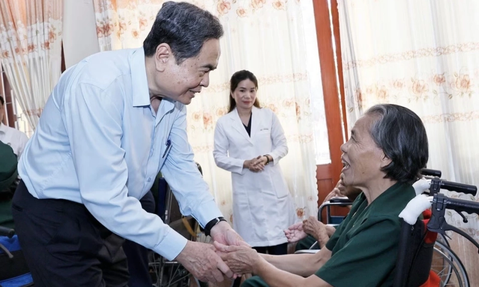 [Ảnh] Chủ tịch Quốc hội Trần Thanh Mẫn tặng qu&agrave; thương binh tại Th&agrave;nh phố Hồ Ch&iacute; Minh