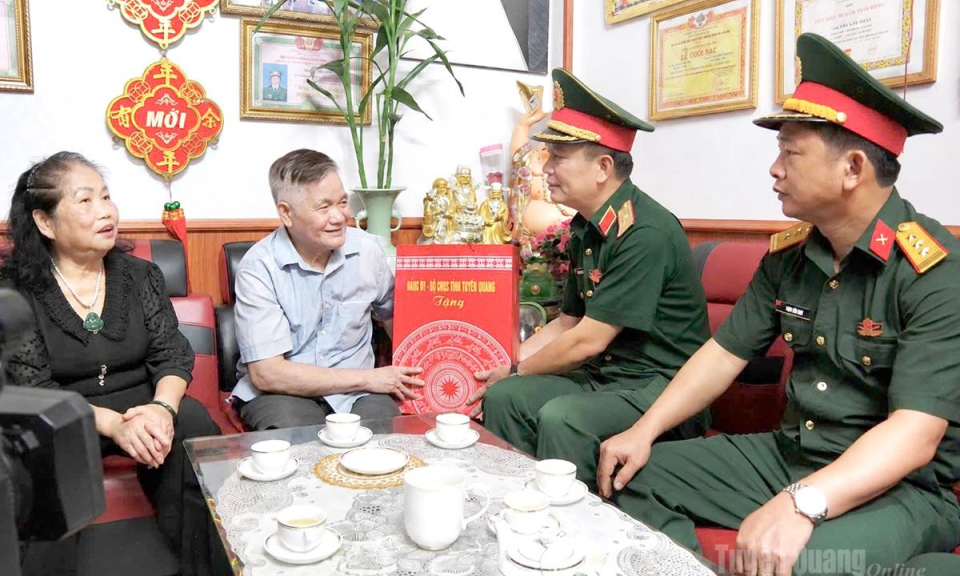 Thiếu tướng Nguyễn Đ&igrave;nh Cương kiểm tra c&ocirc;ng t&aacute;c t&igrave;m kiếm, quy tập h&agrave;i cốt liệt sĩ, tặng qu&agrave; gia đ&igrave;nh ch&iacute;nh s&aacute;ch