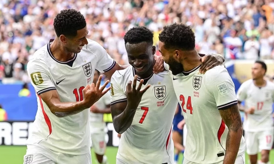 Saka tự h&agrave;o gia nhập nh&oacute;m huyền thoại ghi hat-trick của tuyển Anh tại World Cup