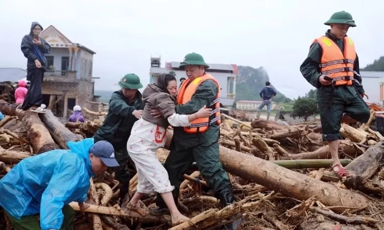 Quyết liệt bảo vệ t&iacute;nh mạng, t&agrave;i sản của nh&acirc;n d&acirc;n giữa d&ograve;ng lũ