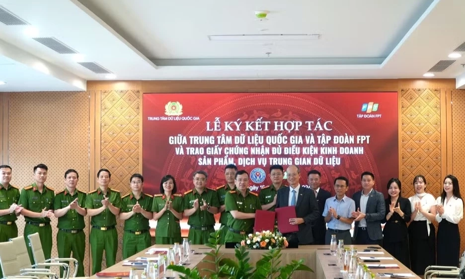Bộ C&ocirc;ng an trao Giấy chứng nhận kinh doanh dịch vụ trung gian dữ liệu cho FPT
