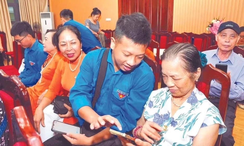 Hỗ trợ người cao tuổi n&acirc;ng cao năng lực số