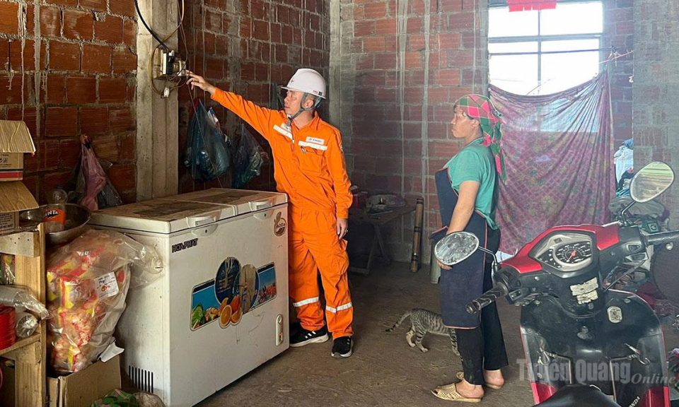 C&ocirc;ng ty Điện lực Tuy&ecirc;n Quang tăng cường ph&ograve;ng ngừa tai nạn điện trong m&ugrave;a mưa b&atilde;o