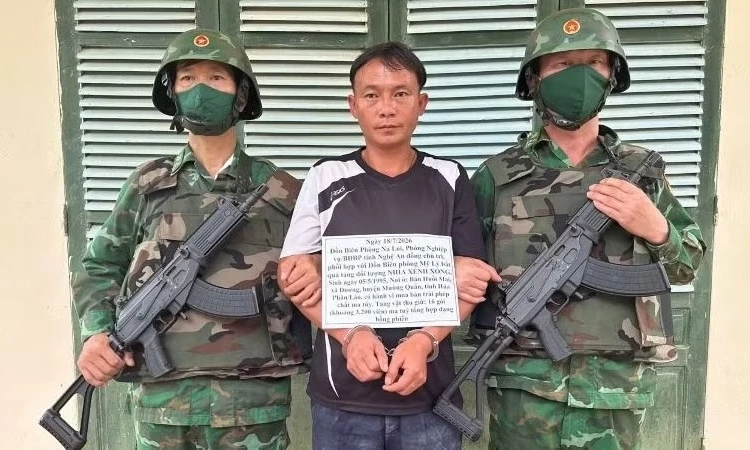 Bắt giữ đối tượng vận chuyển 3.200 vi&ecirc;n ma t&uacute;y tổng hợp qua bi&ecirc;n giới