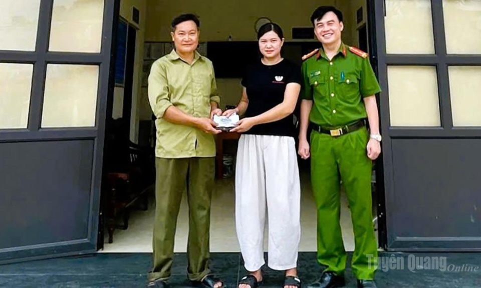 C&ocirc; gi&aacute;o v&ugrave;ng cao trả lại gần 7 triệu đồng cho người đ&aacute;nh rơi