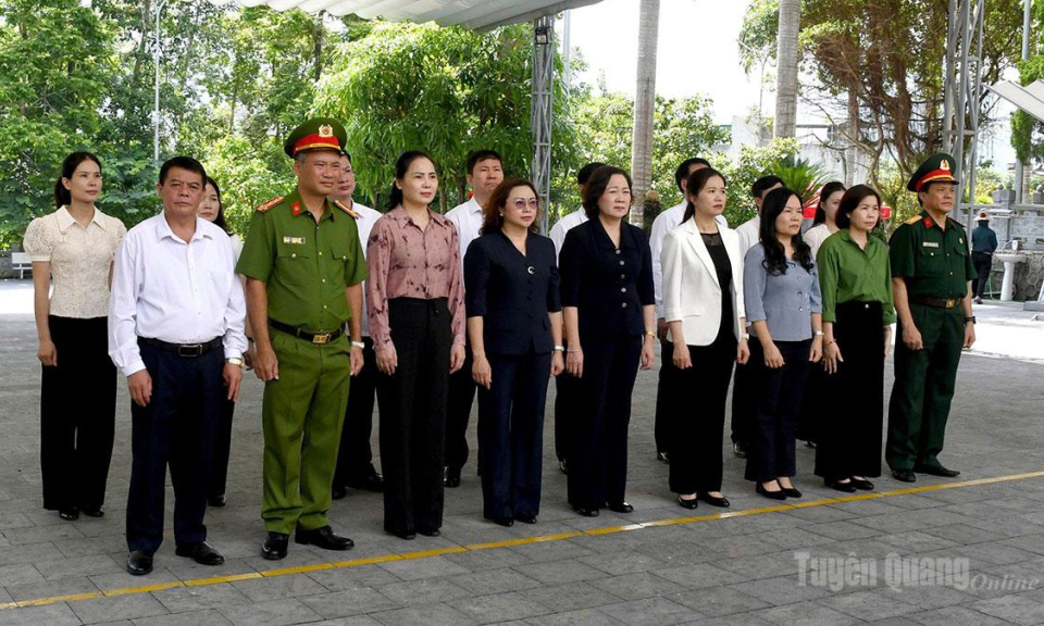 Đo&agrave;n đại biểu tỉnh Ph&uacute; Thọ tri &acirc;n c&aacute;c Anh h&ugrave;ng liệt sĩ tại Vị Xuy&ecirc;n