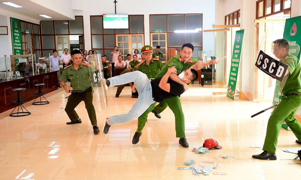 Diễn tập ph&ograve;ng, chống cướp t&agrave;i sản tại Chi nh&aacute;nh Ng&acirc;n h&agrave;ng Ch&iacute;nh s&aacute;ch x&atilde; hội tỉnh