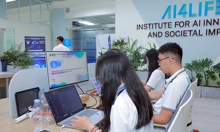 T&aacute;m đội lập tr&igrave;nh sinh vi&ecirc;n bước v&agrave;o v&ograve;ng tranh t&agrave;i trong 24 giờ li&ecirc;n tục