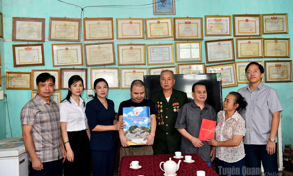 Ph&oacute; B&iacute; thư Thường trực Tỉnh ủy L&ecirc; Thị Kim Dung thăm, tặng qu&agrave; gia đ&igrave;nh người c&oacute; c&ocirc;ng tại x&atilde; T&acirc;n Long