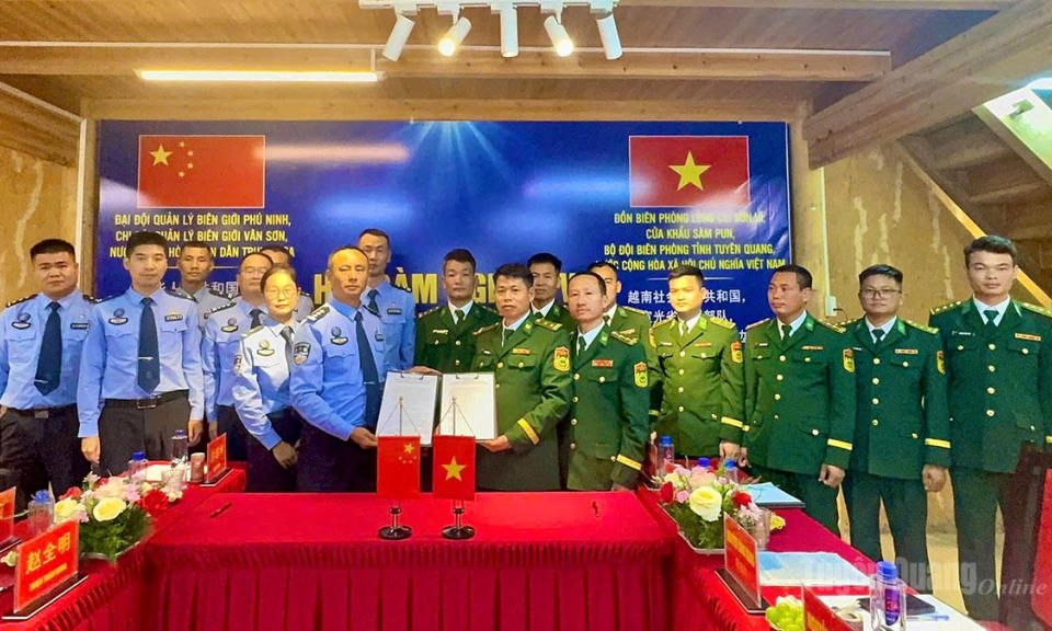 Hội đ&agrave;m nghiệp vụ giữa lực lượng quản l&yacute;, bảo vệ bi&ecirc;n giới Việt Nam - Trung Quốc