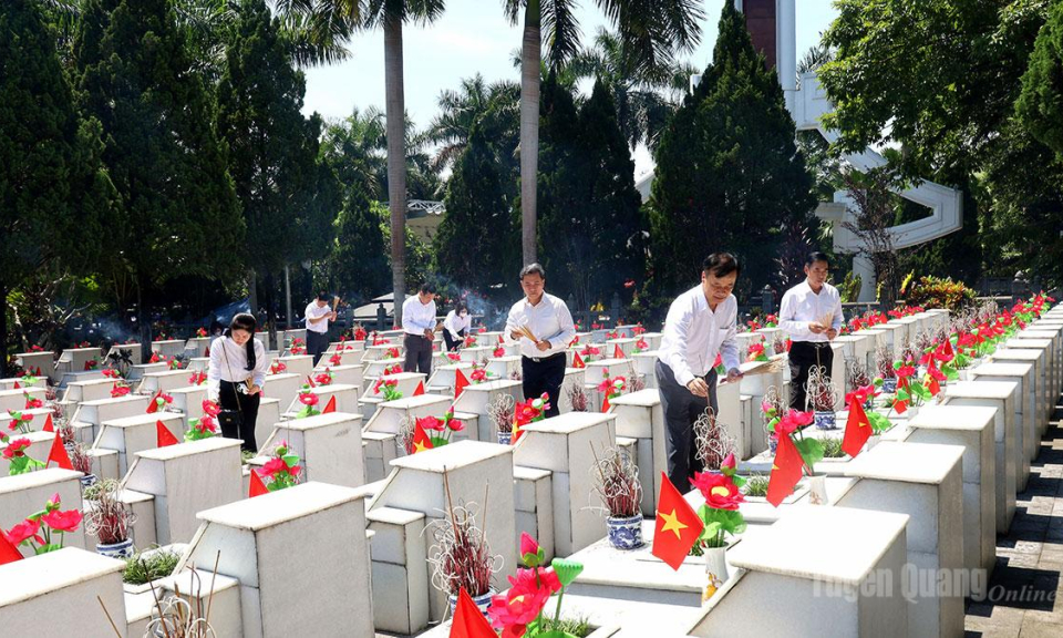 Đo&agrave;n đại biểu Đảng bộ Văn ph&ograve;ng Tỉnh ủy d&acirc;ng hương, d&acirc;ng hoa tri &acirc;n c&aacute;c Anh h&ugrave;ng liệt sĩ