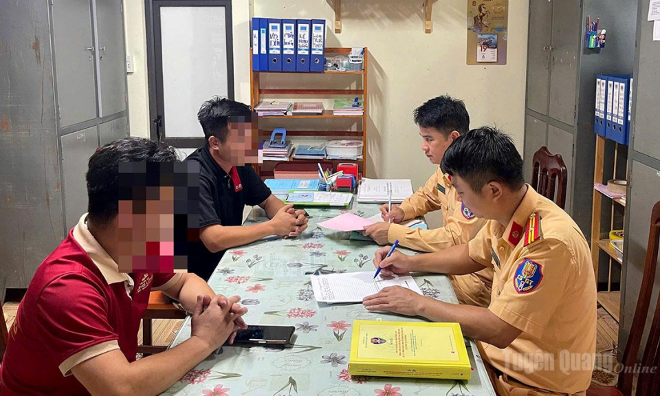 Xử phạt 2 t&agrave;i xế xe kh&aacute;ch tranh gi&agrave;nh h&agrave;nh kh&aacute;ch, g&acirc;y bức x&uacute;c tr&ecirc;n mạng x&atilde; hội