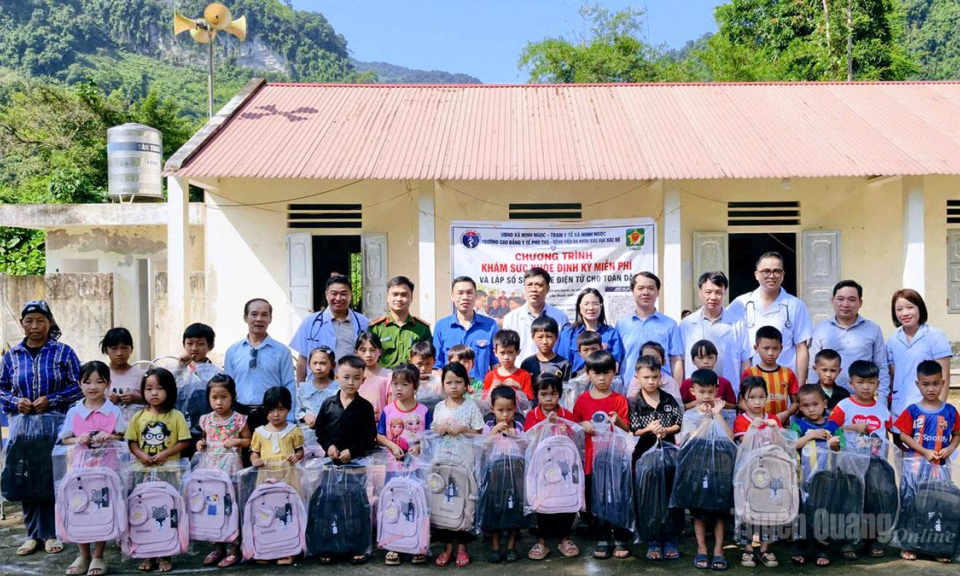Hơn 300 người d&acirc;n th&ocirc;n Đo&agrave;n Kết, x&atilde; Minh Ngọc được kh&aacute;m sức khỏe, tư vấn v&agrave; cấp, ph&aacute;t thuốc miễn ph&iacute;