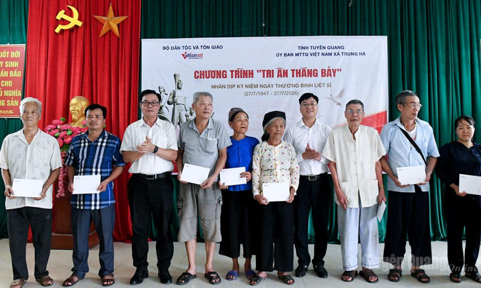 Trao 93 suất qu&agrave; tri &acirc;n gia đ&igrave;nh ch&iacute;nh s&aacute;ch tại x&atilde; Lực H&agrave;nh v&agrave; Trung H&agrave;