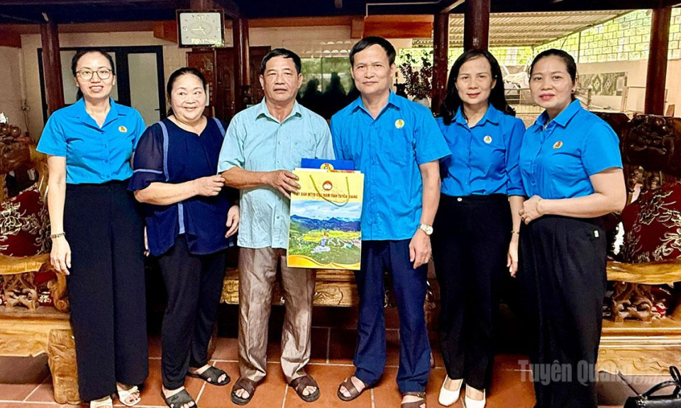 Li&ecirc;n đo&agrave;n Lao động tỉnh tặng qu&agrave; gia đ&igrave;nh ch&iacute;nh s&aacute;ch phường Minh Xu&acirc;n