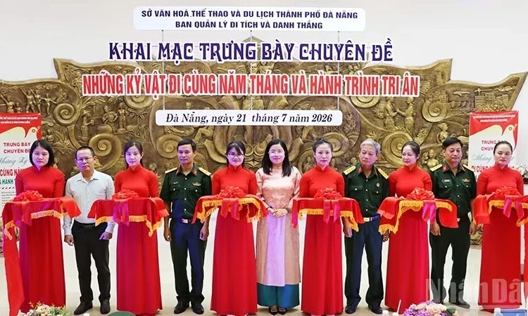 Trưng b&agrave;y chuy&ecirc;n đề &ldquo;Những kỷ vật đi c&ugrave;ng năm th&aacute;ng v&agrave; h&agrave;nh tr&igrave;nh tri &acirc;n&rdquo;