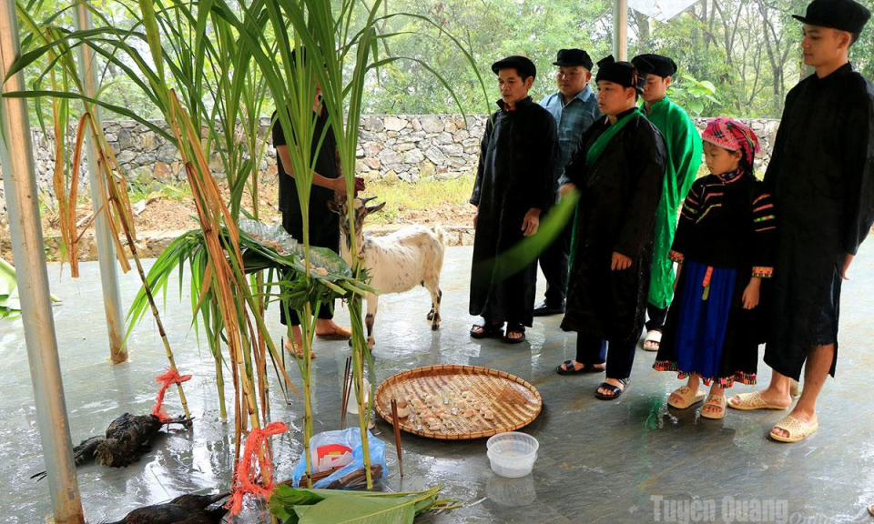 Độc đ&aacute;o lễ c&uacute;ng thần rừng của đồng b&agrave;o Pu P&eacute;o ở Ch&aacute;ng Lộ