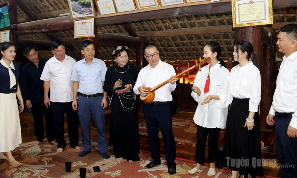 Đo&agrave;n đại biểu Ban Tuy&ecirc;n truyền Ch&acirc;u ủy Văn Sơn, tỉnh V&acirc;n Nam (Trung Quốc) khảo s&aacute;t kinh nghiệm tuy&ecirc;n truyền, vận động Nh&acirc;n d&acirc;n ph&aacute;t triển n&ocirc;ng th&ocirc;n tại x&atilde; T&acirc;n Tr&agrave;o