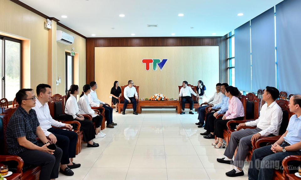 Đo&agrave;n ban Tuy&ecirc;n truyền Ch&acirc;u ủy Văn Sơn (Trung Quốc) thăm, l&agrave;m việc với B&aacute;o v&agrave; ph&aacute;t thanh, truyền h&igrave;nh Tuy&ecirc;n Quang