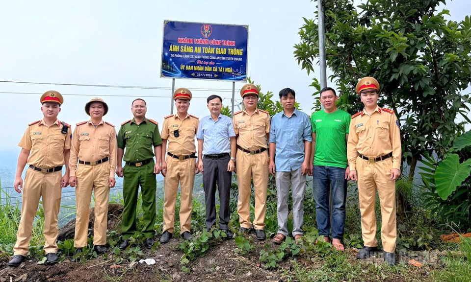 Trao tặng c&ocirc;ng tr&igrave;nh đ&egrave;n năng lượng mặt trời cho th&ocirc;n Thăm Noong