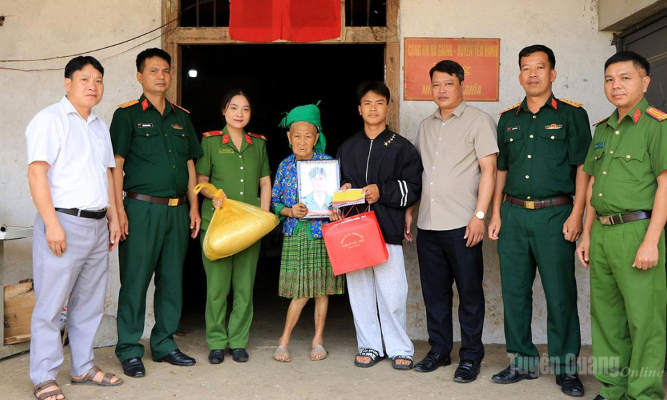 Trao tặng ảnh phục dựng ch&acirc;n dung Liệt sĩ tại x&atilde; Thắng Mố