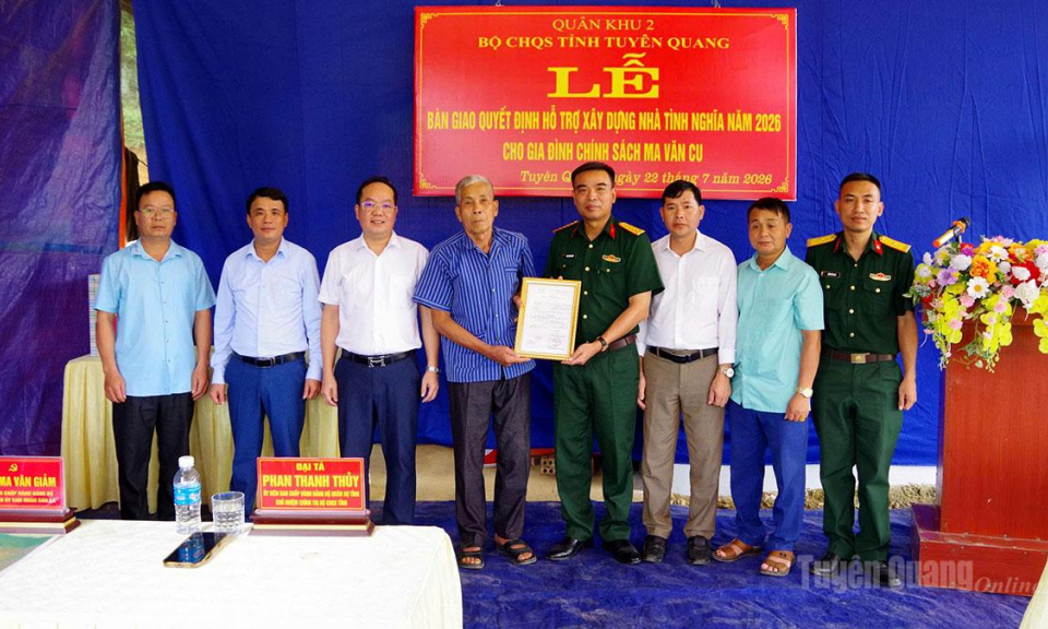 Bộ CHQS tỉnh b&agrave;n giao quyết định hỗ trợ x&acirc;y dựng nh&agrave; t&igrave;nh nghĩa cho th&acirc;n nh&acirc;n liệt sĩ