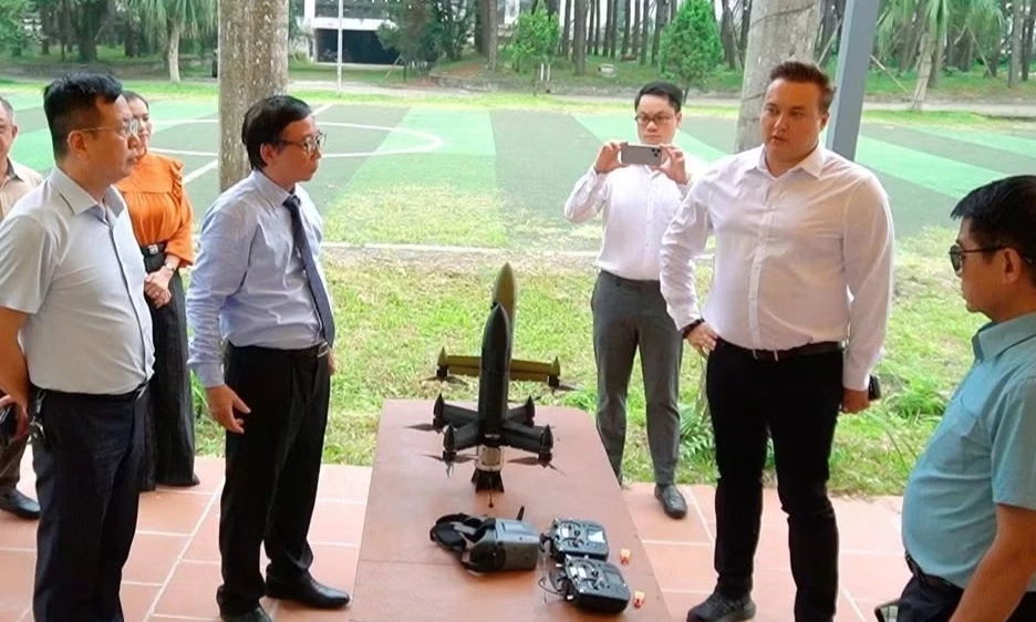 Ho&agrave;n th&agrave;nh diễn tập đ&aacute;nh chặn với 3 mẫu UAV t&iacute;ch hợp AI