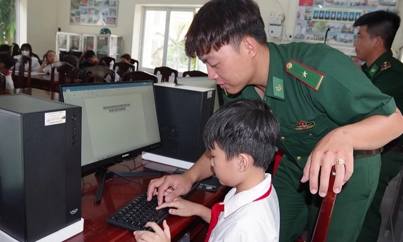 Đồng h&agrave;nh c&ugrave;ng học sinh chuyển đổi số