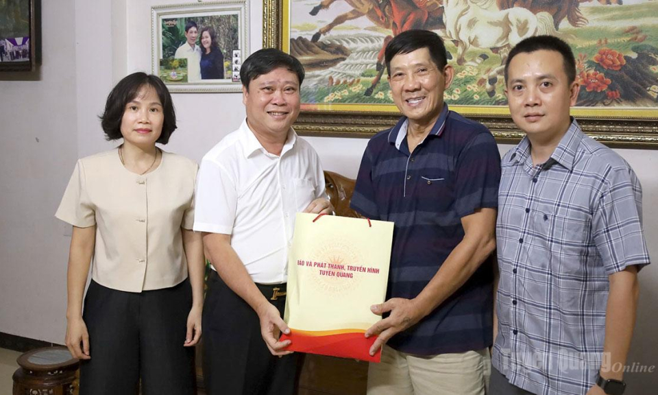 B&aacute;o v&agrave; ph&aacute;t thanh, truyền h&igrave;nh Tuy&ecirc;n Quang thăm, tặng qu&agrave; c&aacute;c gia đ&igrave;nh ch&iacute;nh s&aacute;ch nh&acirc;n dịp 27-7