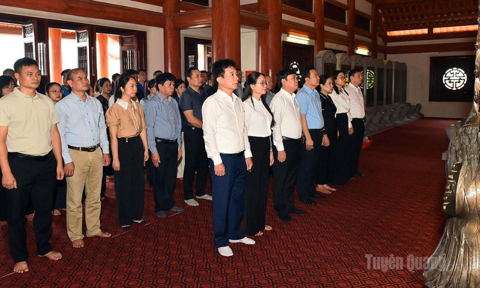 B&aacute;o v&agrave; ph&aacute;t thanh, truyền h&igrave;nh Tuy&ecirc;n Quang d&acirc;ng hương tri &acirc;n c&aacute;c Anh h&ugrave;ng liệt sĩ