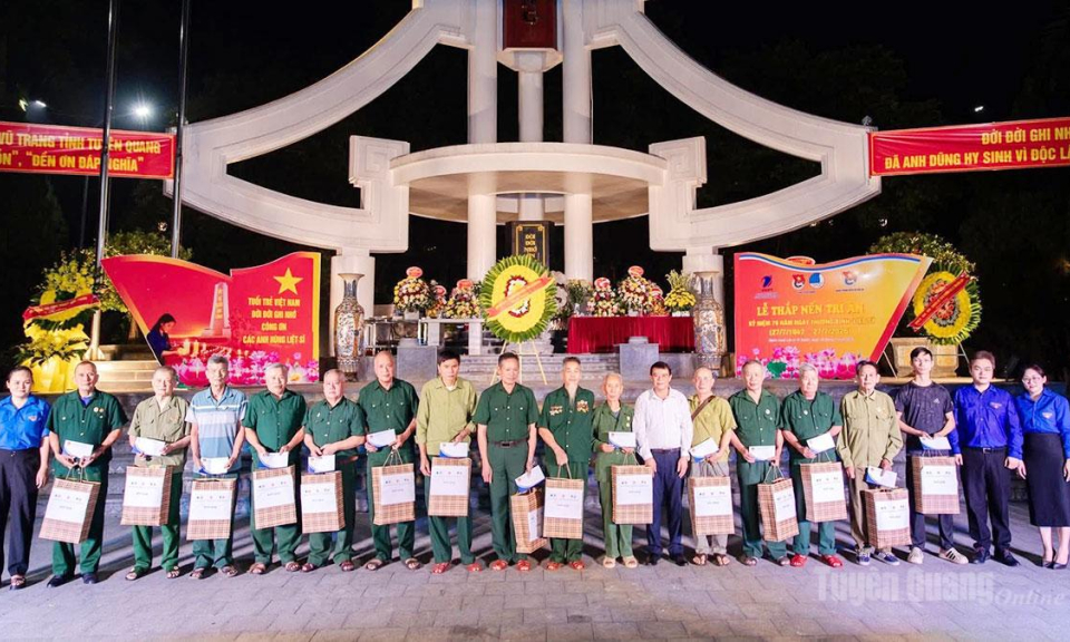 Đo&agrave;n thanh ni&ecirc;n c&aacute;c đơn vị tổ chức chương tr&igrave;nh về nguồn v&agrave; thắp nến tri &acirc;n tại Tuy&ecirc;n Quang