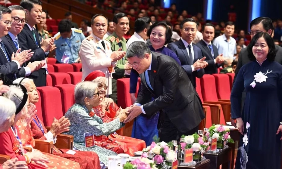 Thủ tướng L&ecirc; Minh Hưng dự Hội nghị Tri &acirc;n người c&oacute; c&ocirc;ng với c&aacute;ch mạng to&agrave;n quốc năm 2026