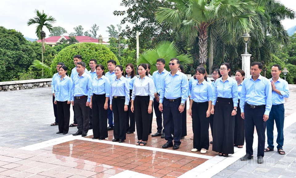 Đảng ủy UBND tỉnh d&acirc;ng hương tưởng nhớ, tri &acirc;n Chủ tịch Hồ Ch&iacute; Minh v&agrave; c&aacute;c Anh h&ugrave;ng liệt sĩ