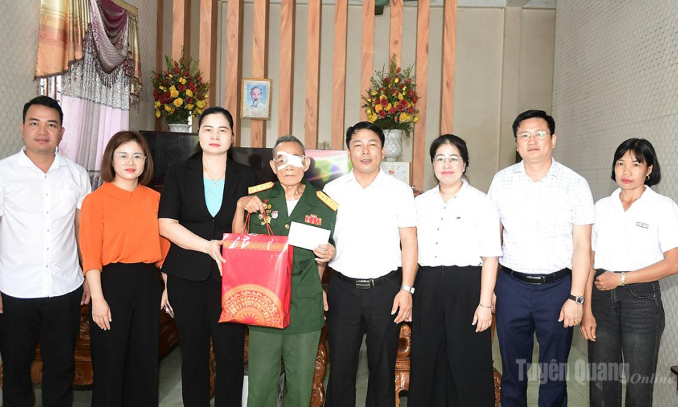 Đo&agrave;n đại biểu Quốc hội tỉnh thăm, tặng 50 suất qu&agrave; cho c&aacute;c gia đ&igrave;nh ch&iacute;nh s&aacute;ch tr&ecirc;n địa b&agrave;n