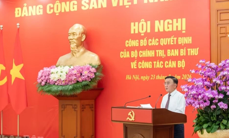 Bộ Ch&iacute;nh trị, Ban B&iacute; thư c&ocirc;ng bố c&aacute;c quyết định về c&ocirc;ng t&aacute;c c&aacute;n bộ