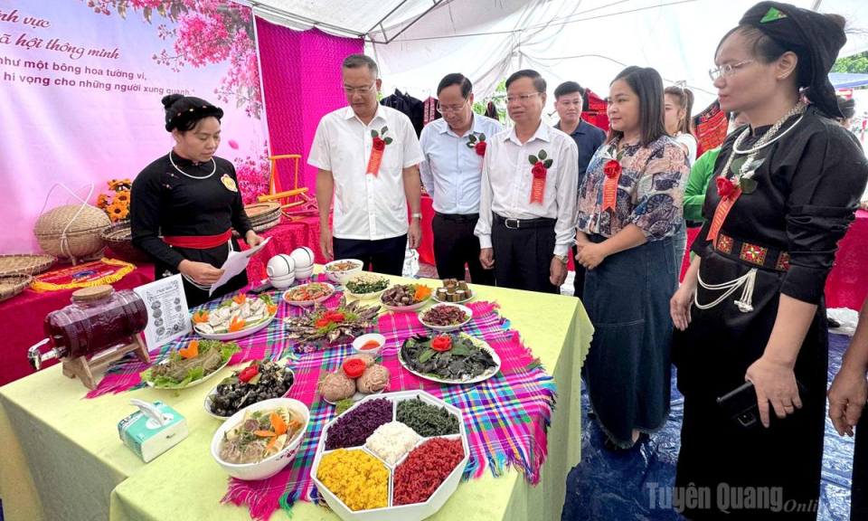 Quang B&igrave;nh tổ chức Phi&ecirc;n chợ số gắn với kh&ocirc;ng gian hoa tường vi