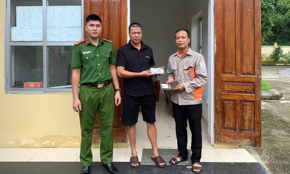 Người d&acirc;n Bắc M&ecirc; trả lại v&iacute; với tr&ecirc;n 15 triệu đồng cho người đ&aacute;nh rơi